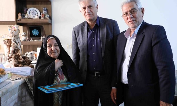دیدار جمعی از مدیران بنیاد شهید و بانک دی با خانواده ۲شهید در مشهد مقدس