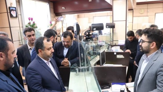 بازدید سرزده وزیر اقتصاد از شعبه بانک صادرات در اسلامشهر