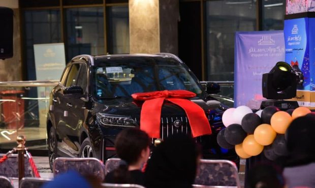 قرعه کشی یک دستگاه خودرو تیارا و ده‌ها جایزه نقدی در مجتمع زیگورات سنتر سیرجان