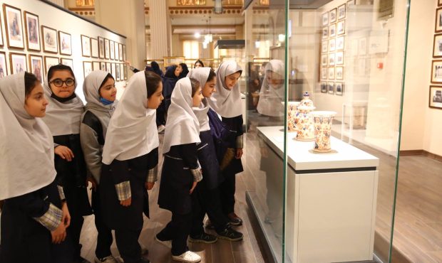 بازدید دانش آموزان از موزه بانک ملی ایران