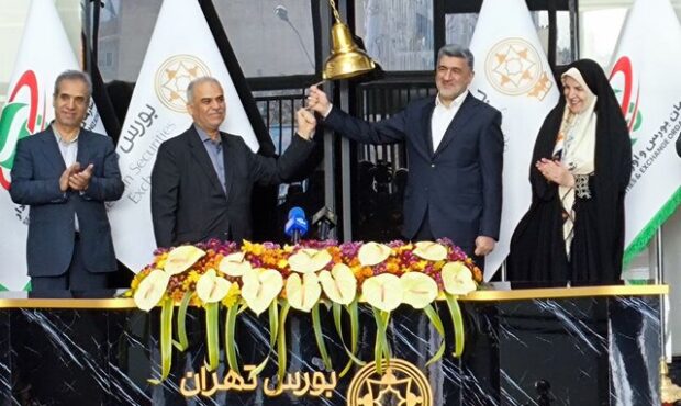 زنگ آغاز معاملات بورس در سال ۱۴۰۴ نواخته شد زنگ آغاز معاملات بورس در سال ۱۴۰۴ نواخته شد